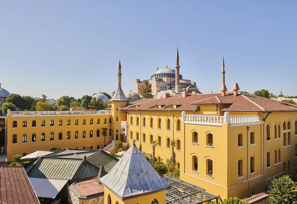 فندق Four Seasons Hotel Istanbul at Sultanahmet، حيث يجمع بين الفخامة والتاريخ العريق.